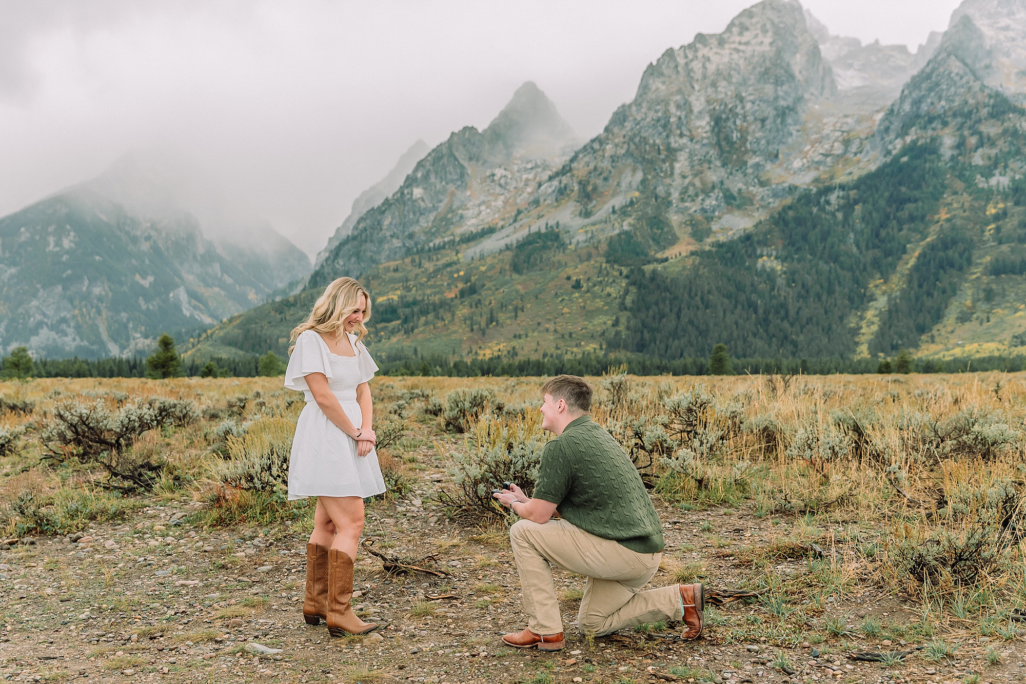 fall photo outfit ideas fall engagement pictures engagement photo ideas fall grand teton engagement photos grand teton engagement photographer jackson hole photographer