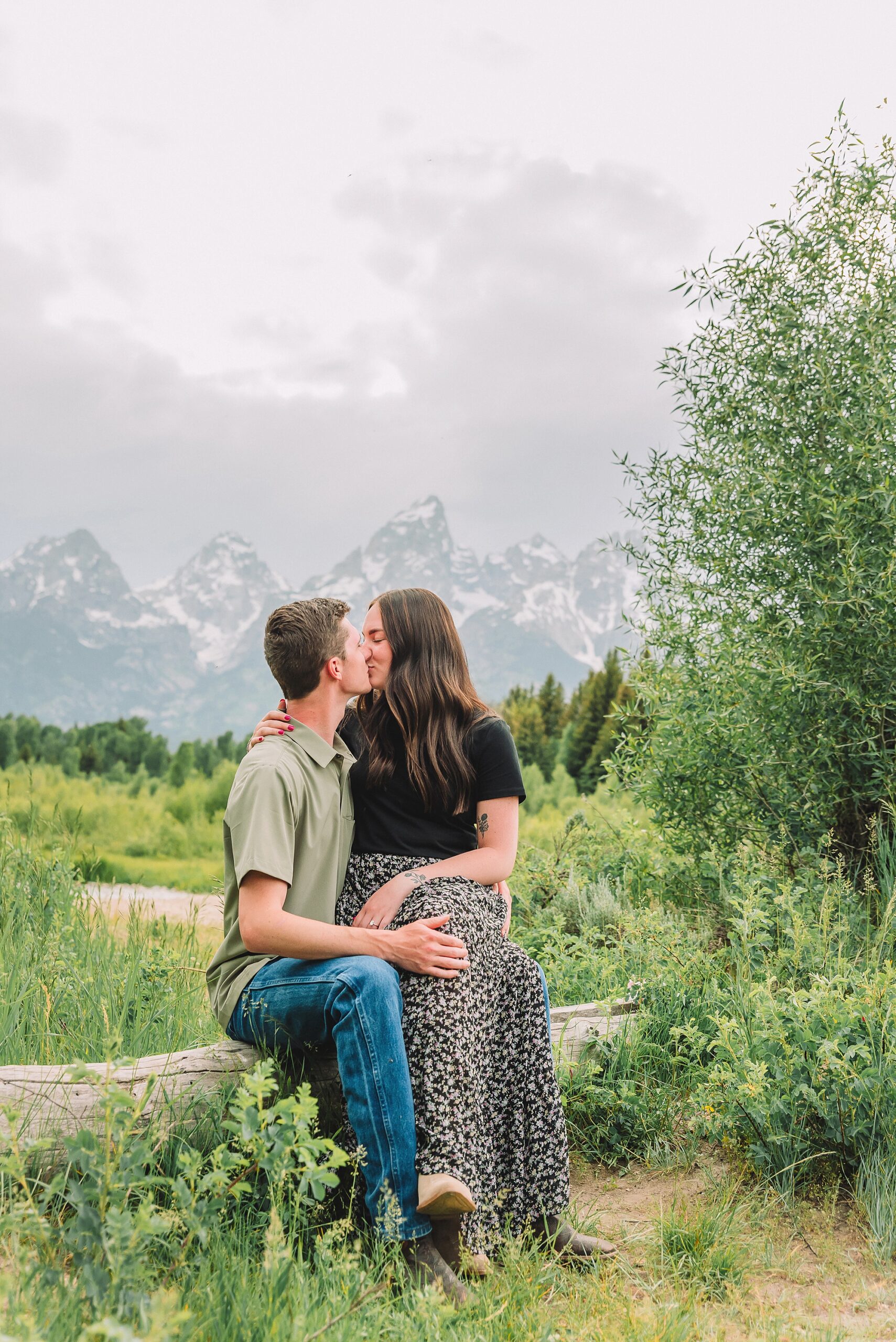 summer photo outfit ideas summer engagement pictures engagement photo ideas fall grand teton engagement photos grand teton engagement photographer jackson hole photographer