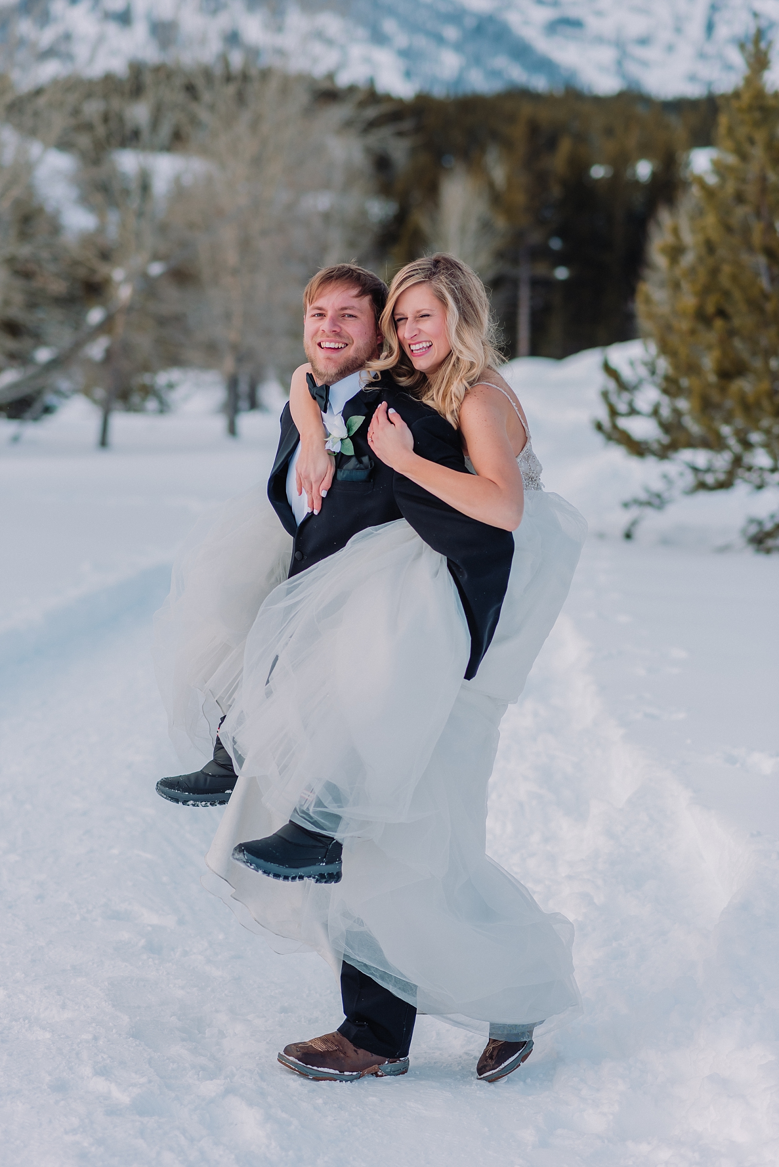 bride-and-groom-classy-wedding-winter-elopement-destination-photographer-honeymoon-bridals-bride-and-groom-jackson-hole-wedding