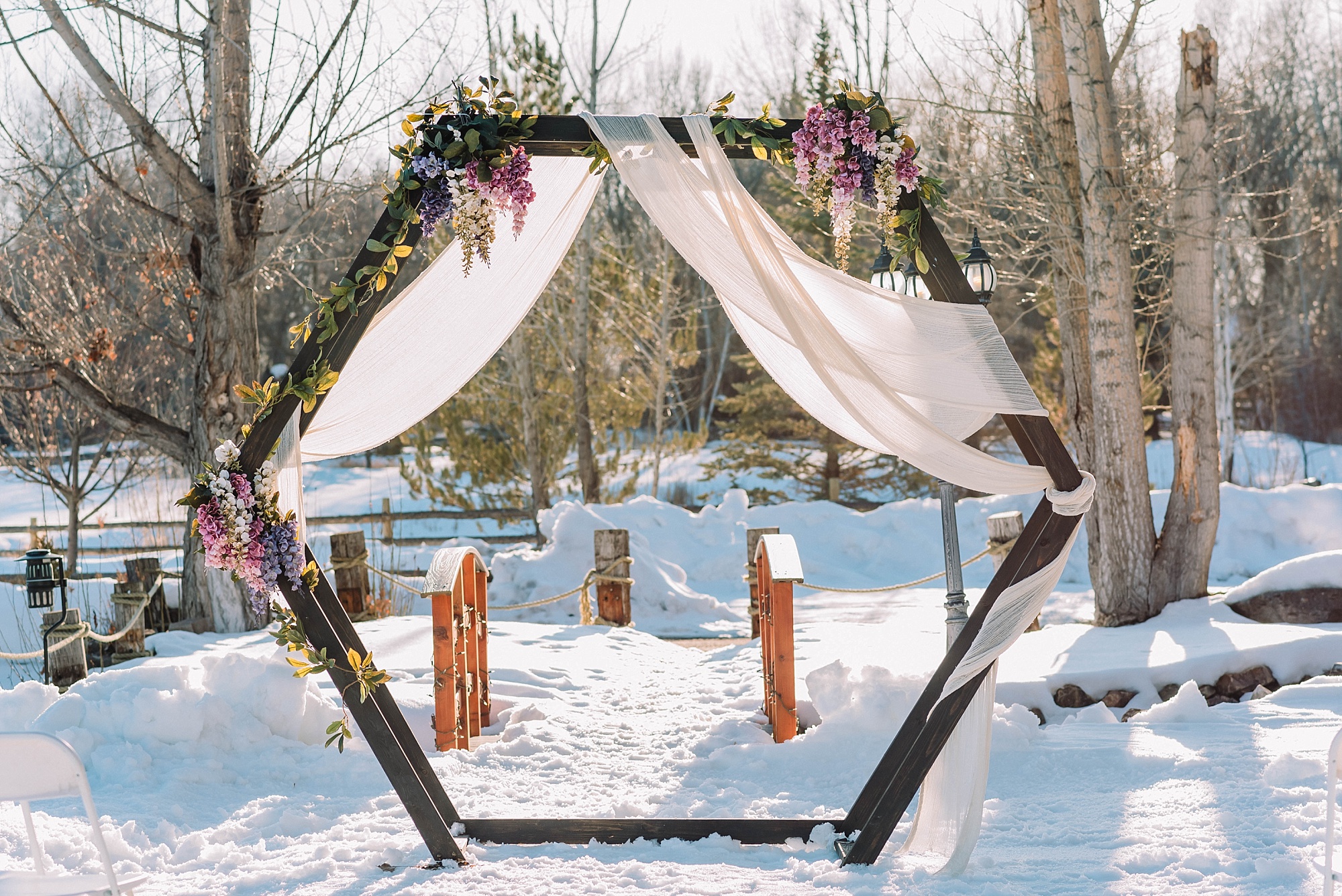 outdoor-winter-wedding-flower-hexagon-arch