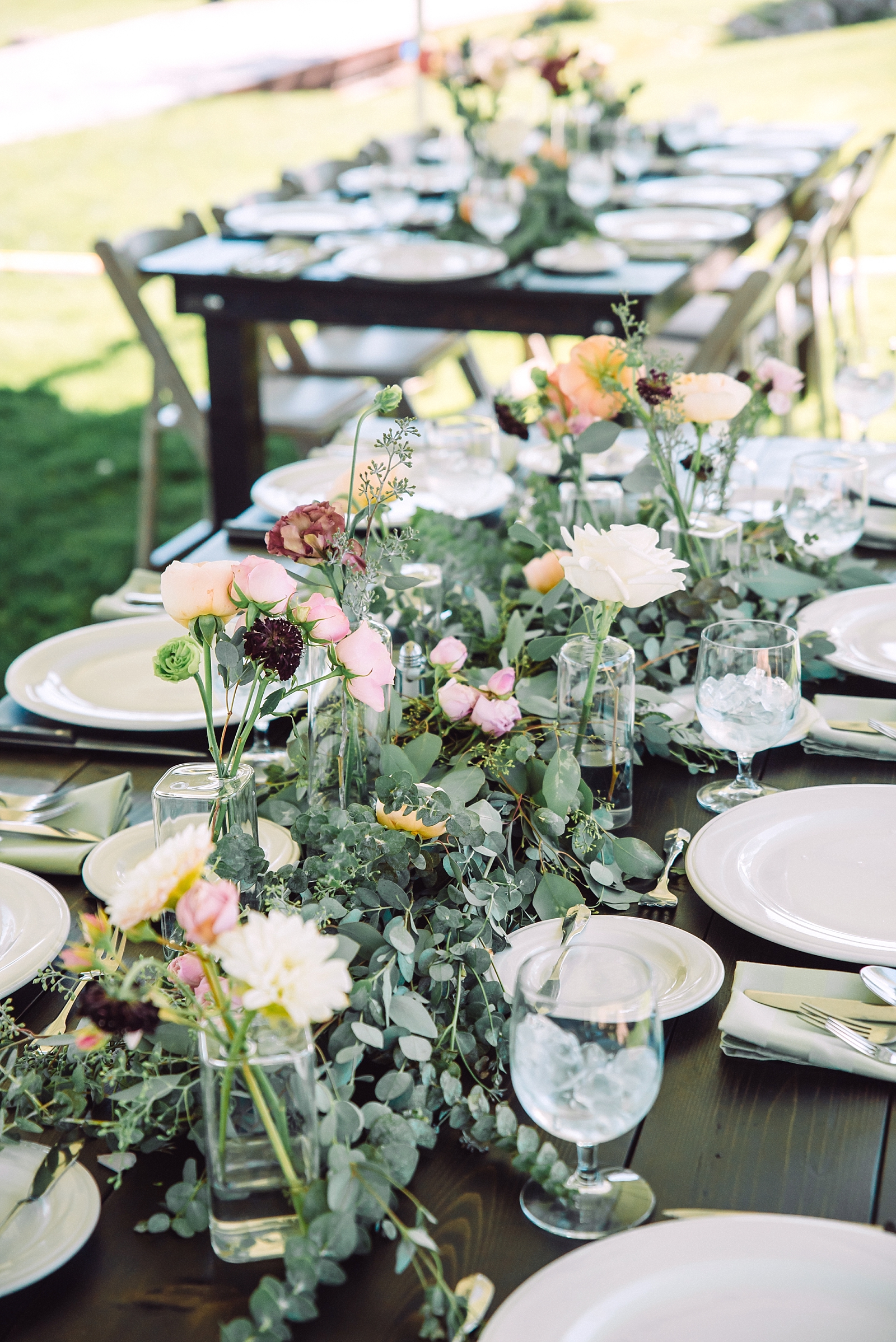 summer wedding floral trends with low lush floral arrangement on centerpiece
