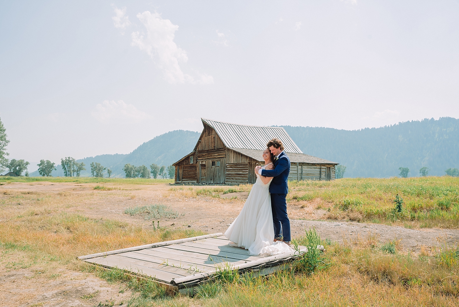 wedding couple in front of ta moulton barn