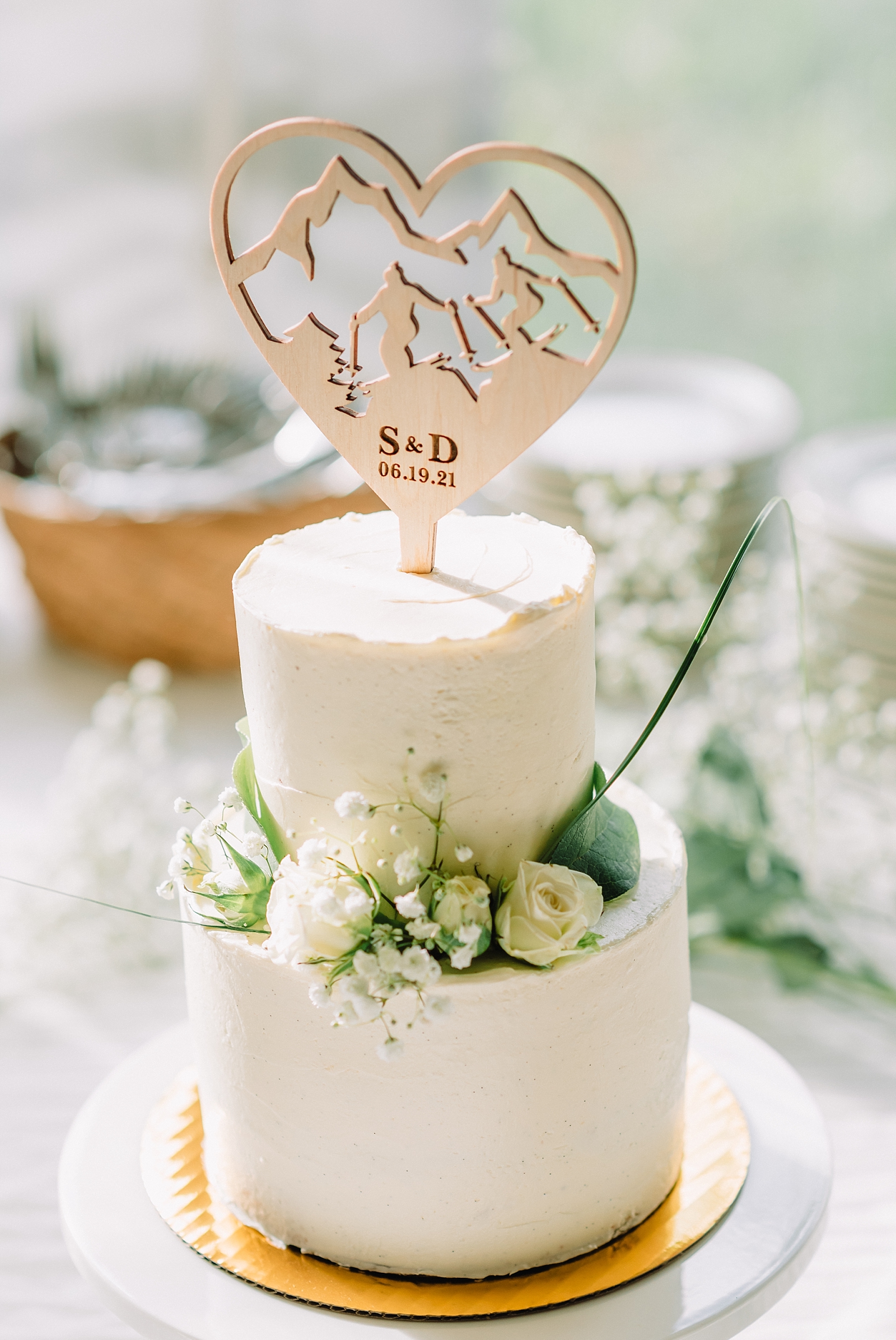 wedding cake with mountains and hikers
