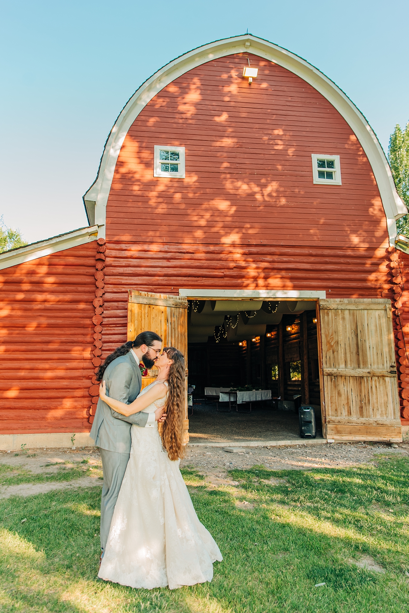 bride and groom first dance at 7n ranch