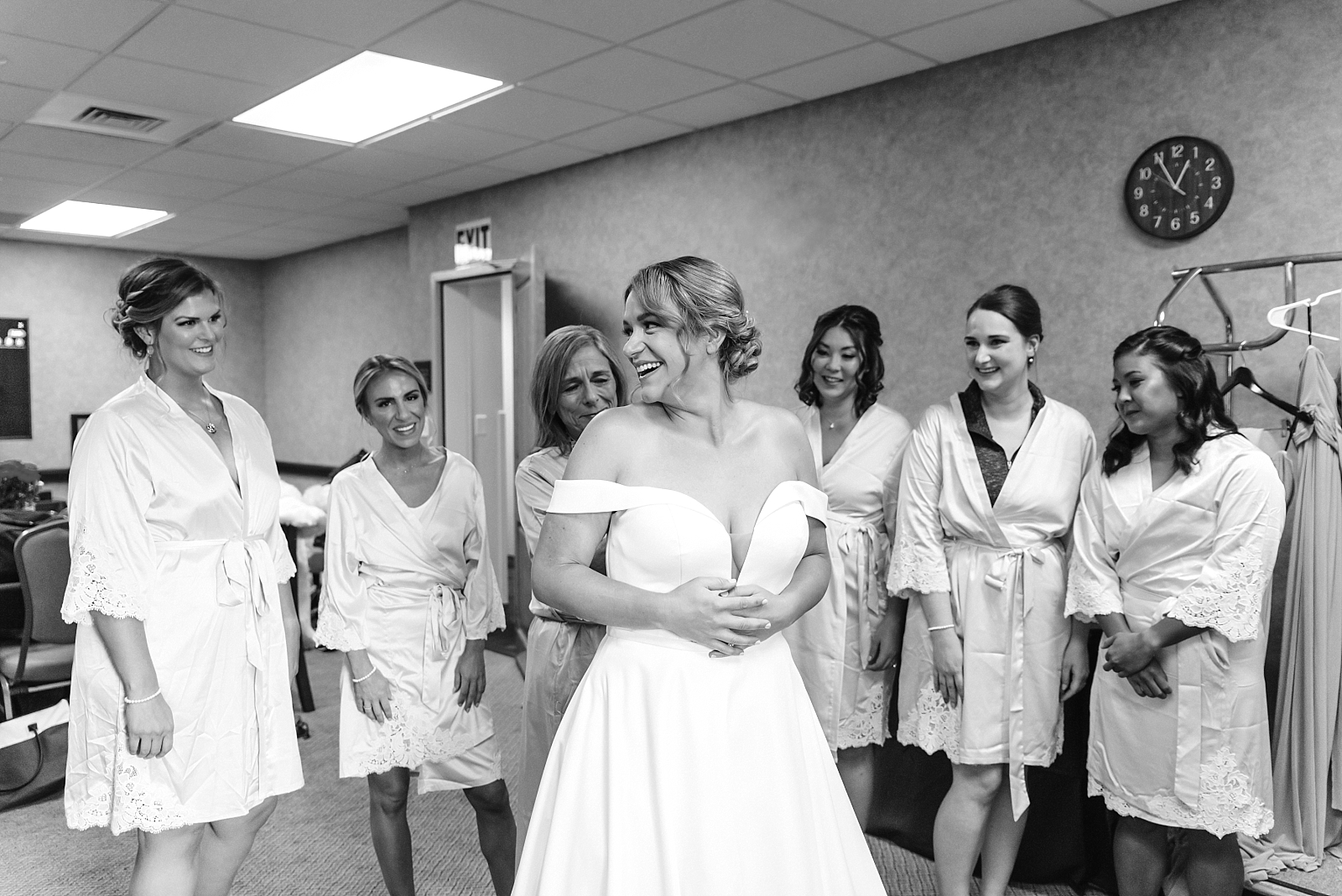 bride getting ready with bridesmaids, bridal party