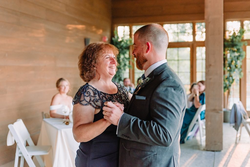groom and mom special dance