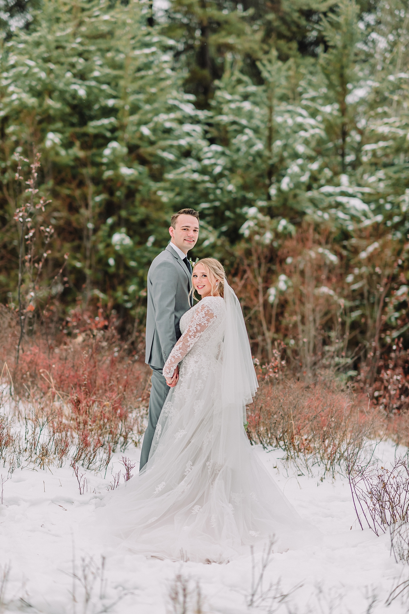 bride and groom winter wedding in the moutains