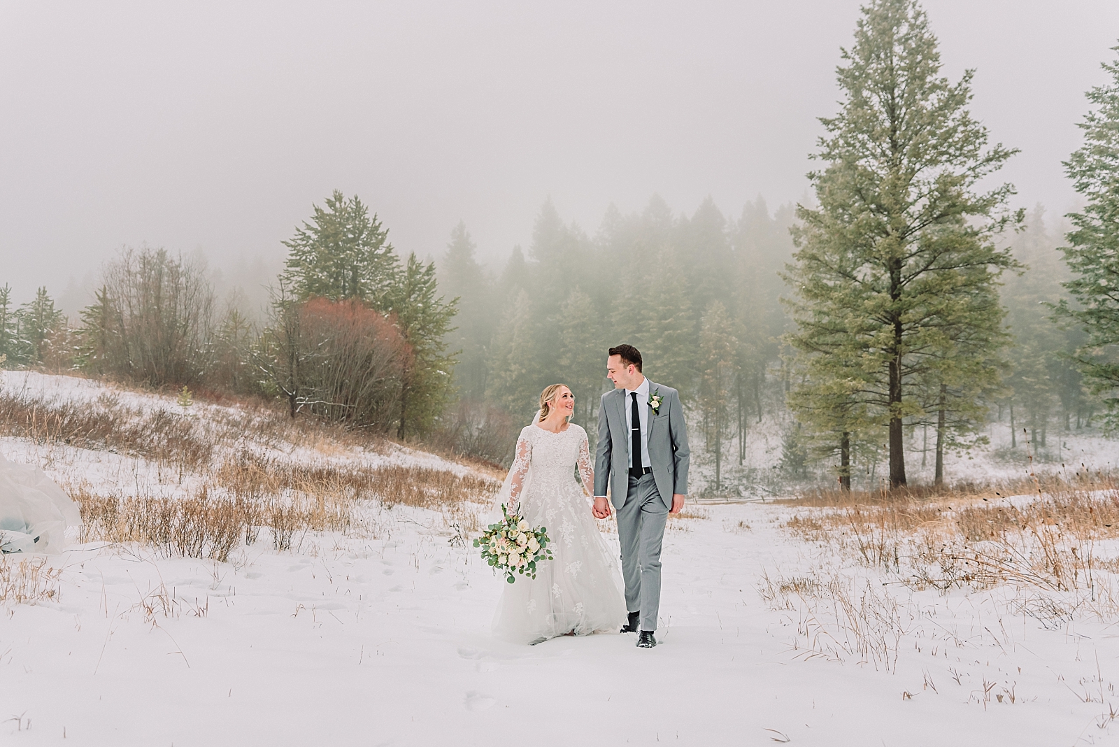 bride and groom winter wedding in the moutains