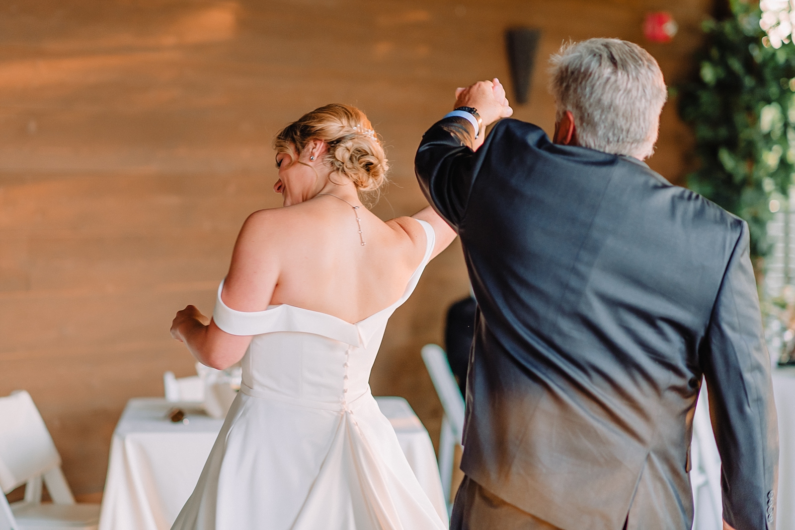 father daughter dance on wedding day
