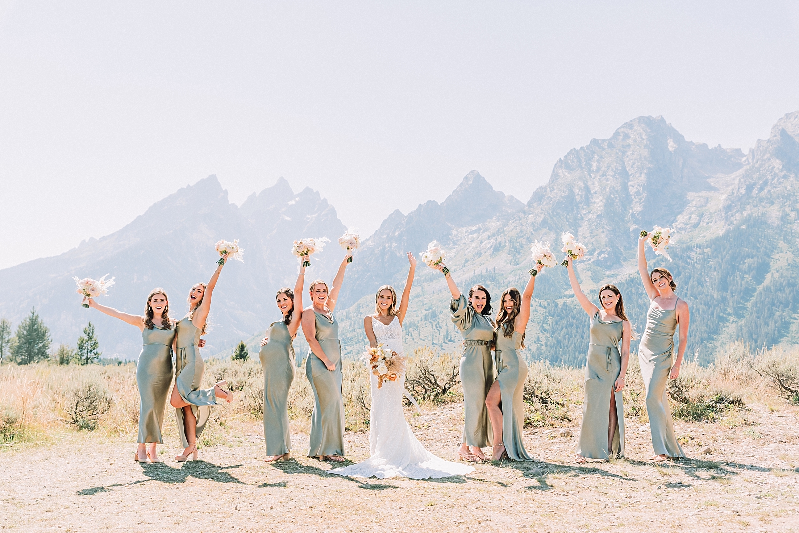 10 bridesmaid poses to include on your wedding day