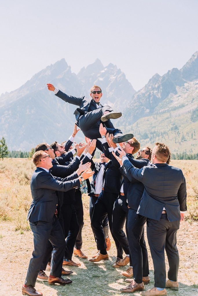 Groom and Groomsmen poses to include on your wedding day