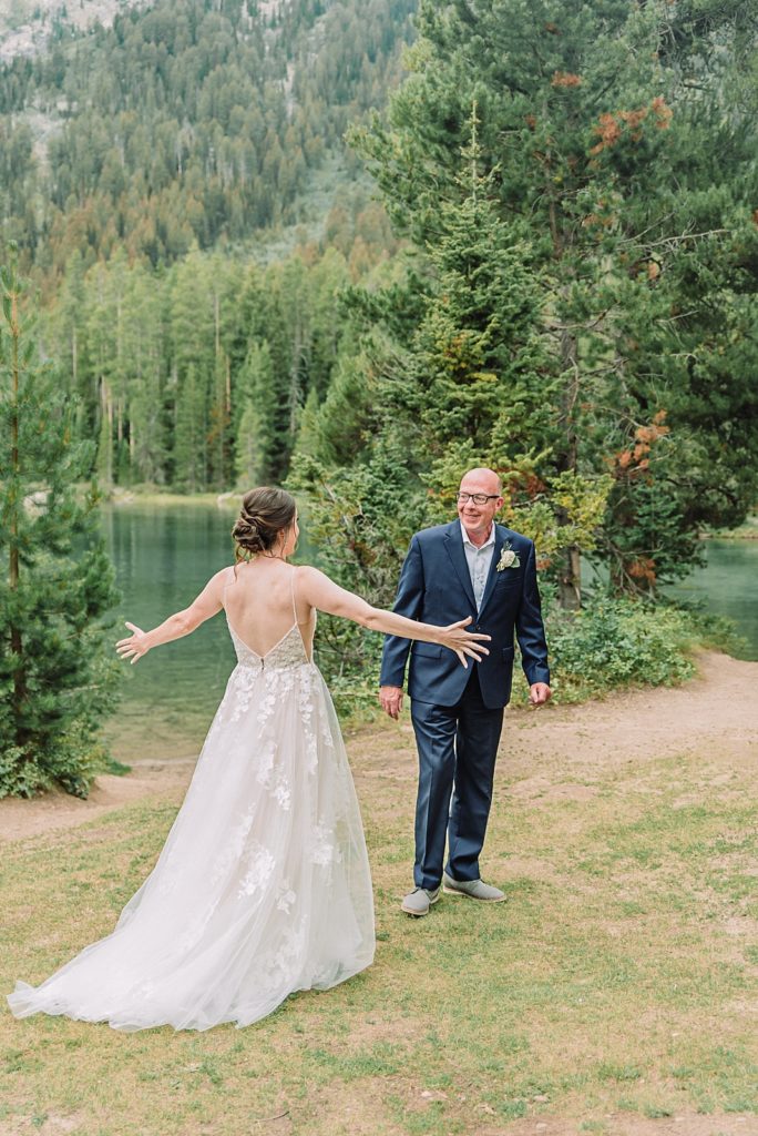 ways to include your dad in your wedding, daddy daughter first look, tips for parents on a wedding day, first look, jackson hole wedding photographer