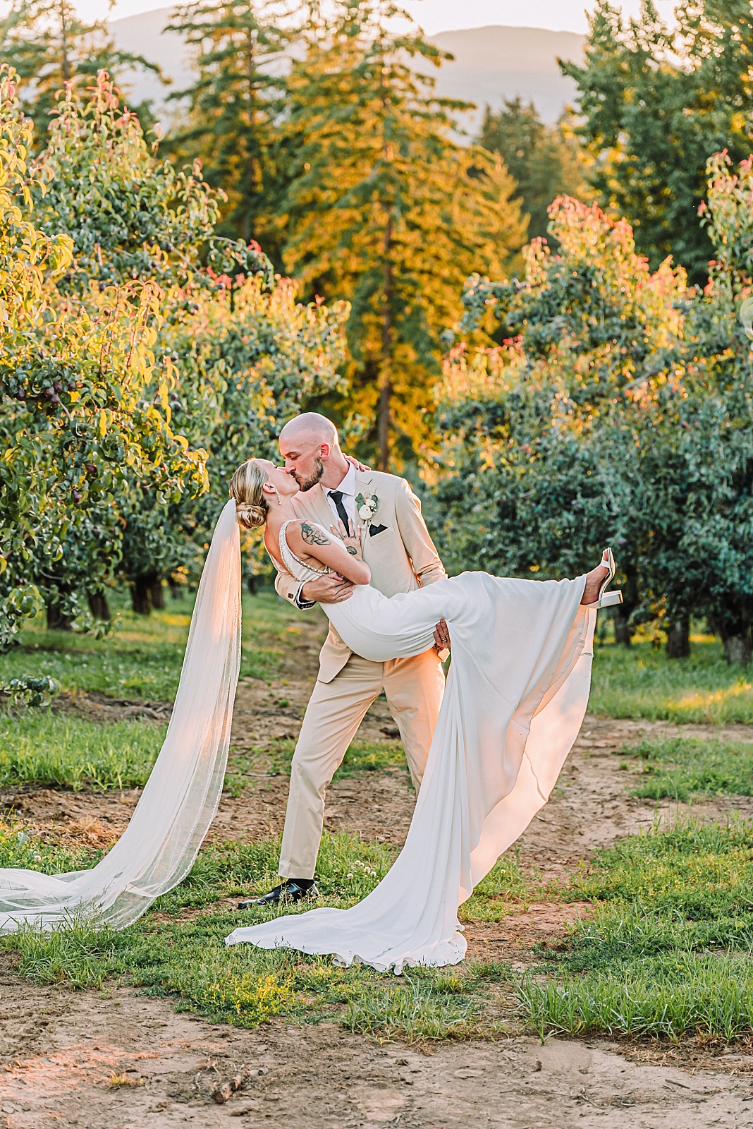 posing idea for wedding couples, oregon wedding photographer