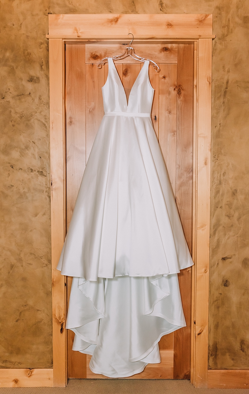 classic and timeless satin wedding dress, simple and elegant dresses, dreamy wedding details