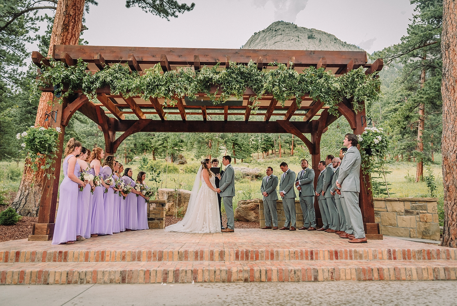 rainy wedding ceremony, colorado wedding, photographer in denver co, estes park wedding, della terra mountain chateau, outdoor wedding, unique wedding venues