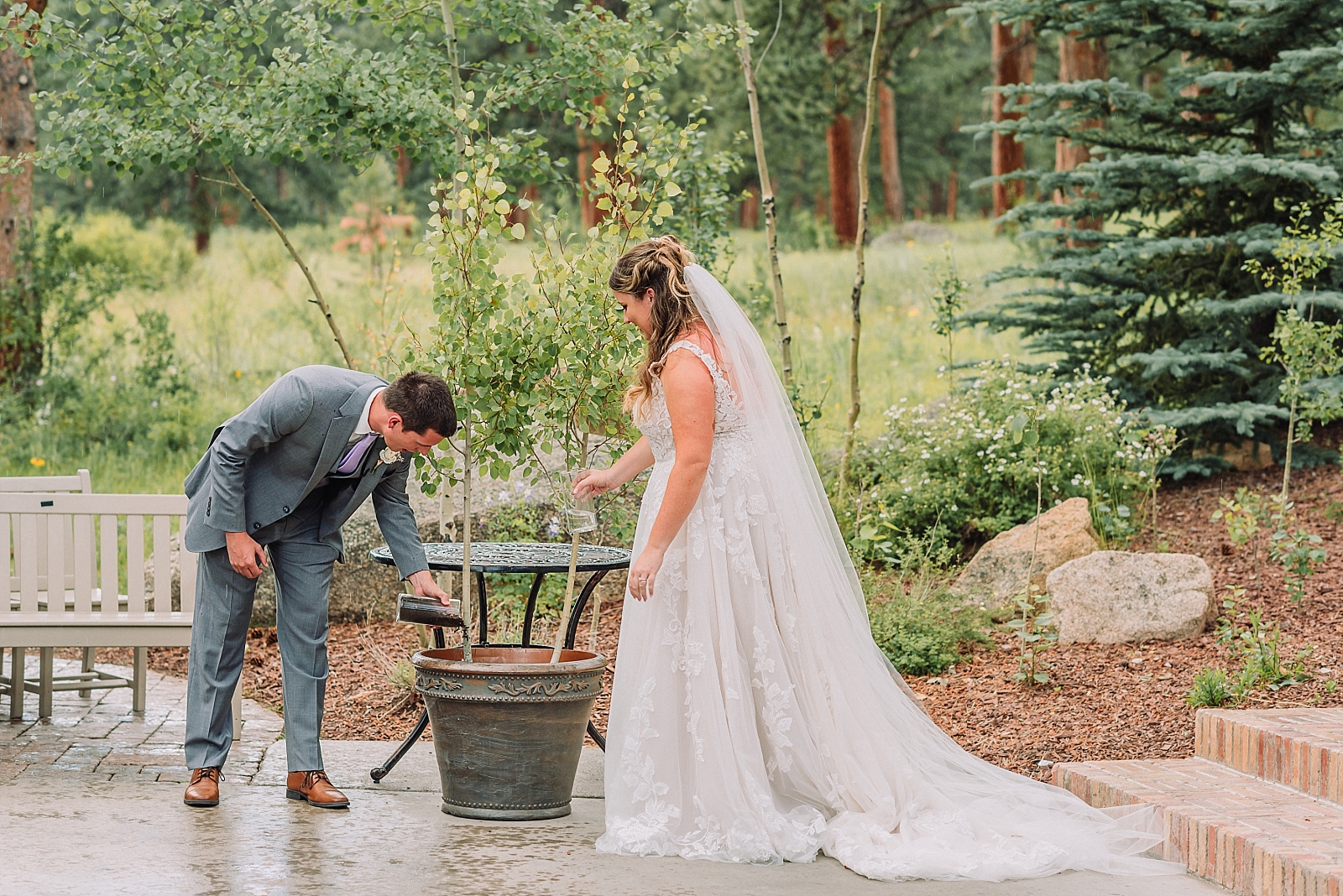 rainy wedding ceremony, colorado wedding, photographer in denver co, estes park wedding, della terra mountain chateau, outdoor wedding, unique wedding venues