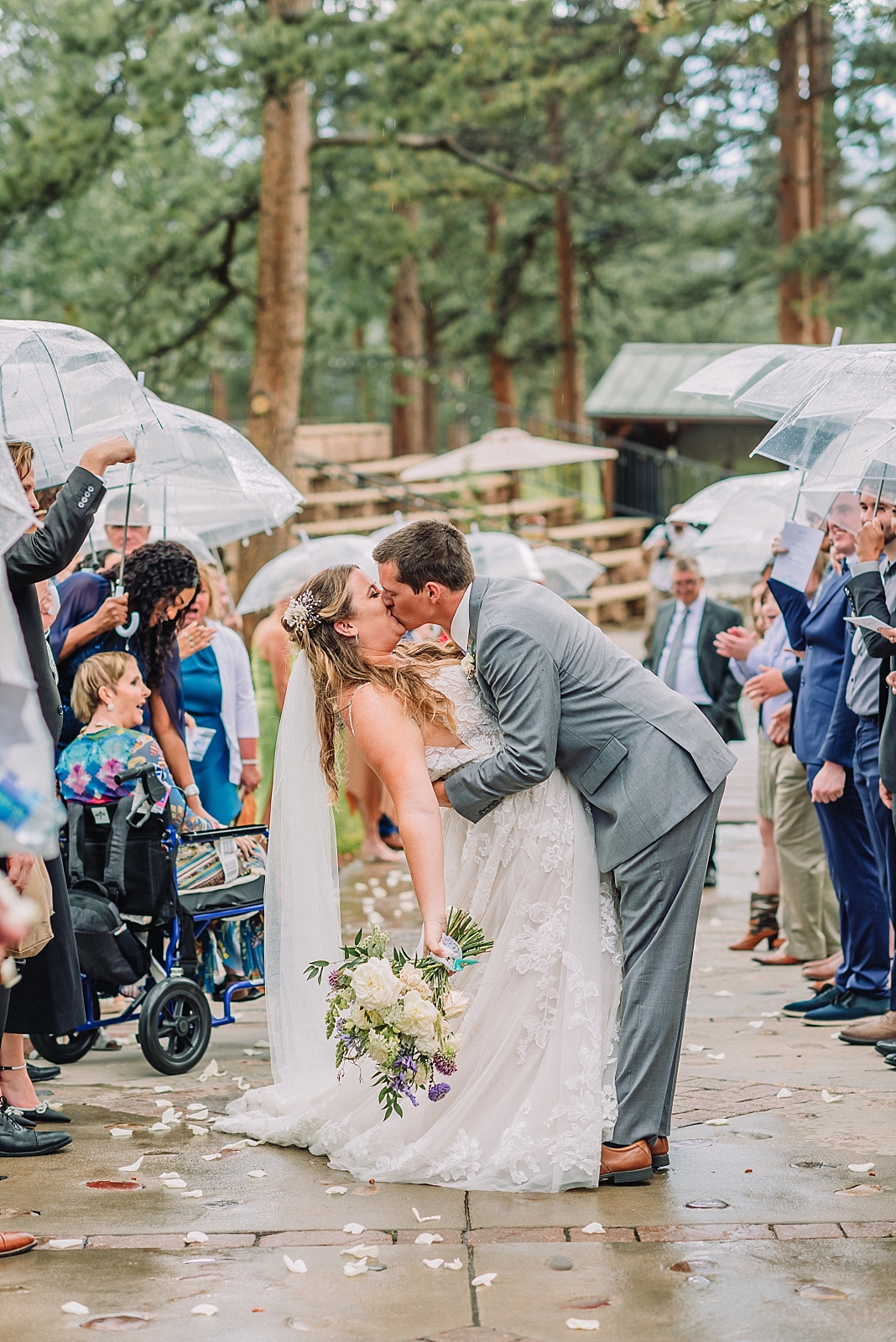 rainy wedding ceremony, colorado wedding, photographer in denver co, estes park wedding, della terra mountain chateau, outdoor wedding, unique wedding venues