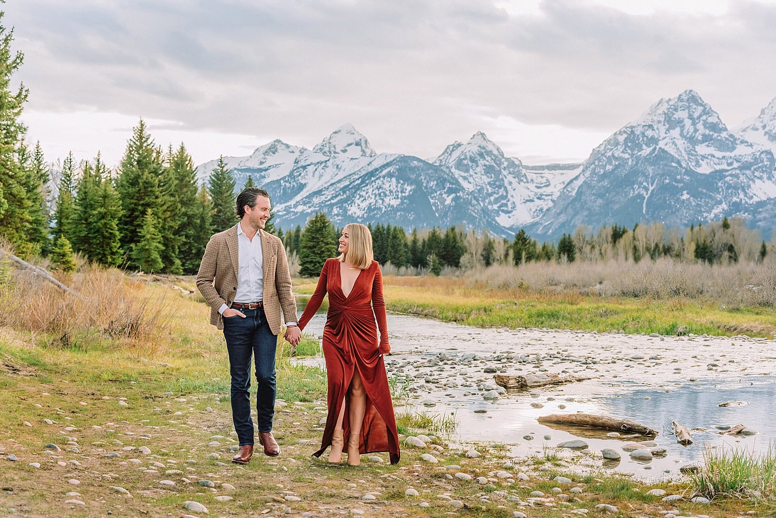 maternity photography maternity photos jackson hole wy maternity photographer jackson hole wy river maternity photos maternity photographer near me romantic maternity photos pregnancy photoshoot ideas with husband baby announcement couple pictures