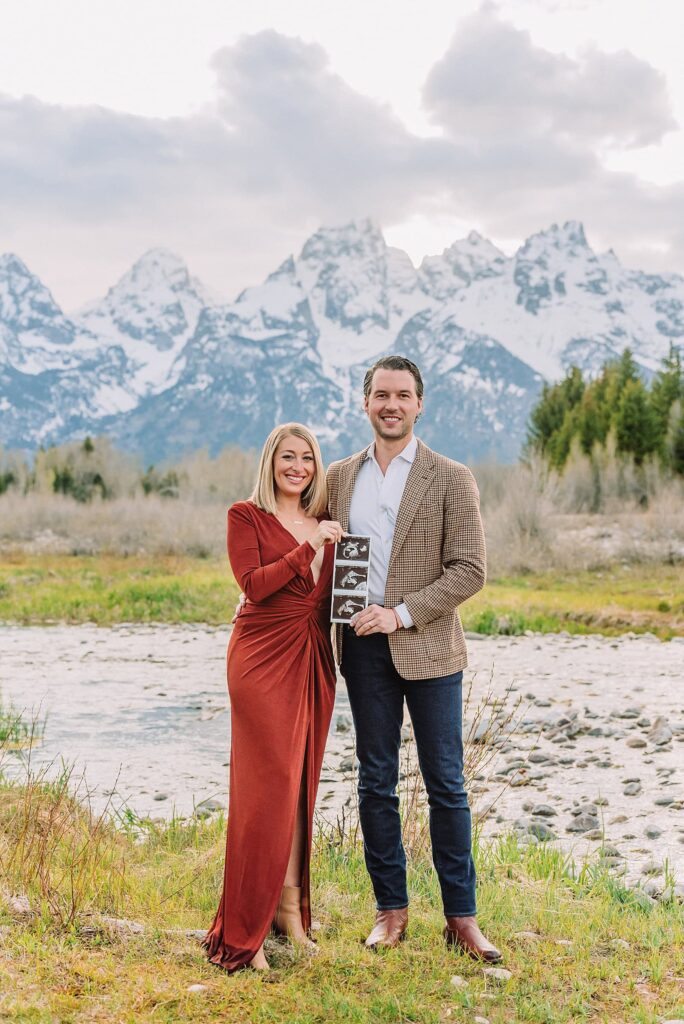 maternity photography maternity photos jackson hole wy maternity photographer jackson hole wy river maternity photos maternity photographer near me romantic maternity photos pregnancy photoshoot ideas with husband baby announcement couple pictures