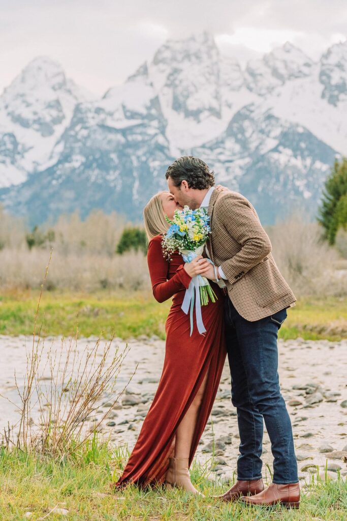 maternity photography maternity photos jackson hole wy maternity photographer jackson hole wy river maternity photos maternity photographer near me romantic maternity photos pregnancy photoshoot ideas with husband baby announcement couple pictures