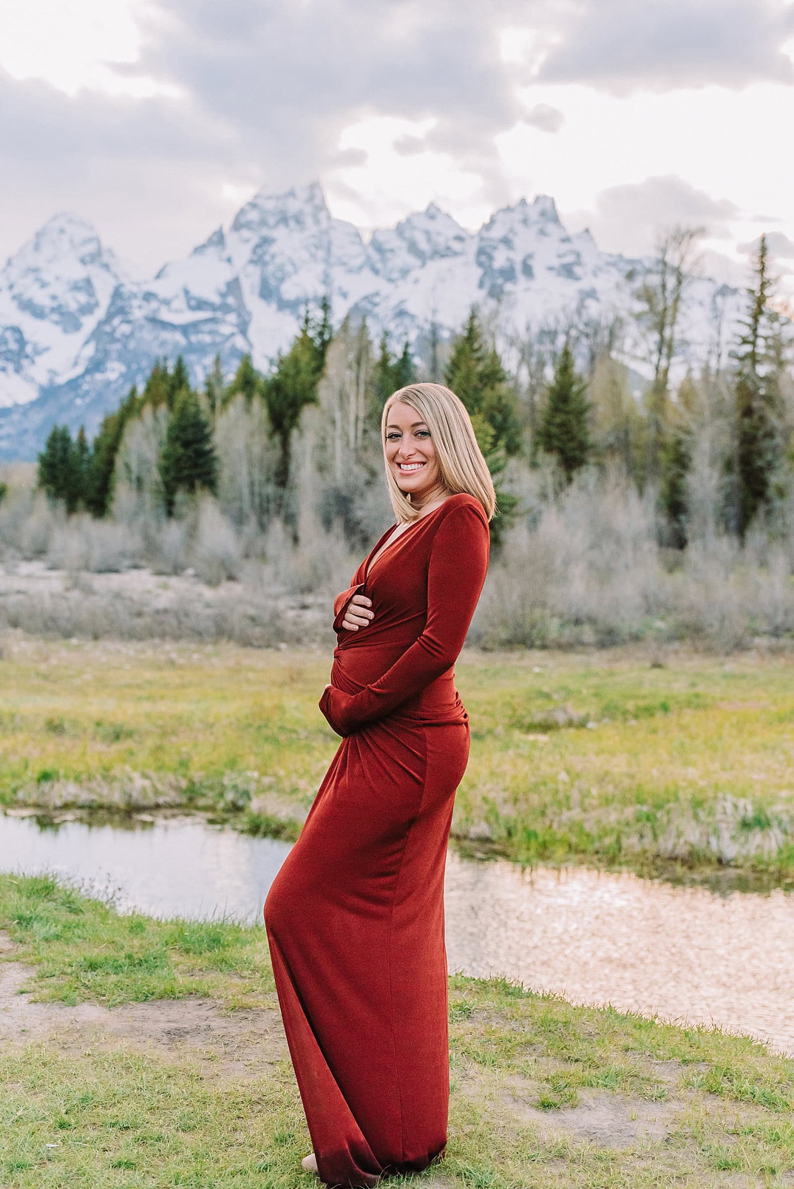 maternity photography maternity photos jackson hole wy maternity photographer jackson hole wy river maternity photos maternity photographer near me romantic maternity photos pregnancy photoshoot ideas with husband baby announcement couple pictures