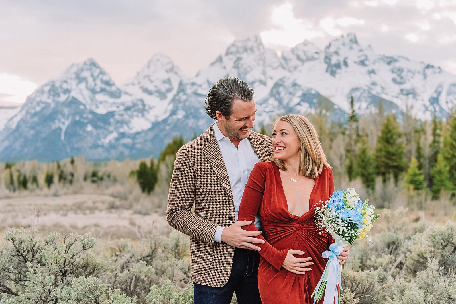 maternity photography maternity photos jackson hole wy maternity photographer jackson hole wy river maternity photos maternity photographer near me romantic maternity photos pregnancy photoshoot ideas with husband baby announcement couple pictures