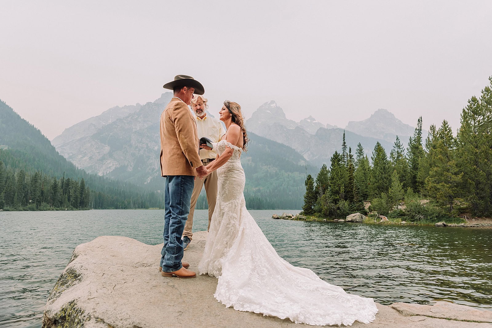 Hiking elopement in Jackson Hole Mountain hiking elopement in Wyoming Adventure hiking elopement in Jackson Hole Best hiking trails for elopements in Jackson Hole Sunrise hiking elopement in the Tetons