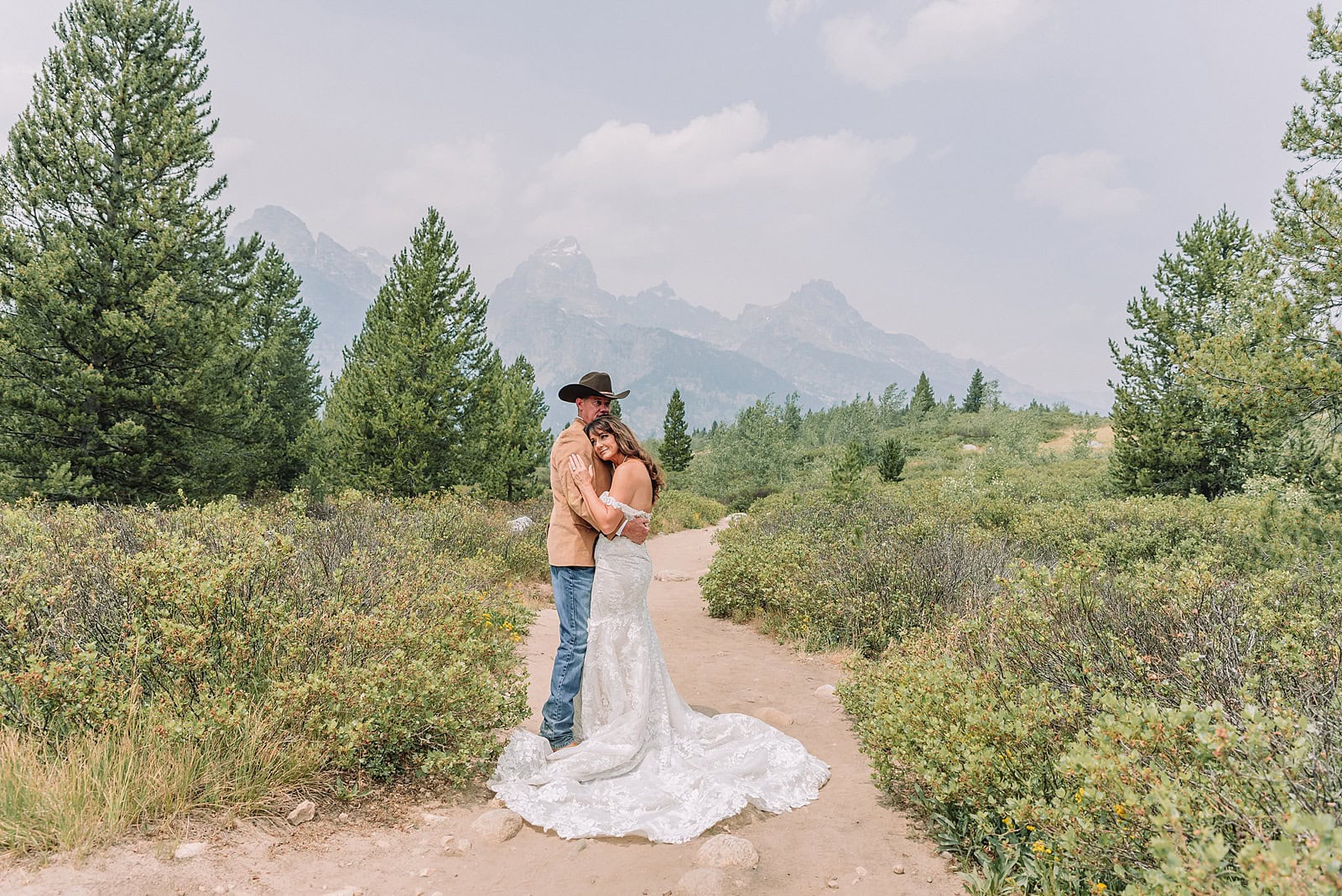 Hiking elopement in Jackson Hole Mountain hiking elopement in Wyoming Adventure hiking elopement in Jackson Hole Best hiking trails for elopements in Jackson Hole Sunrise hiking elopement in the Tetons