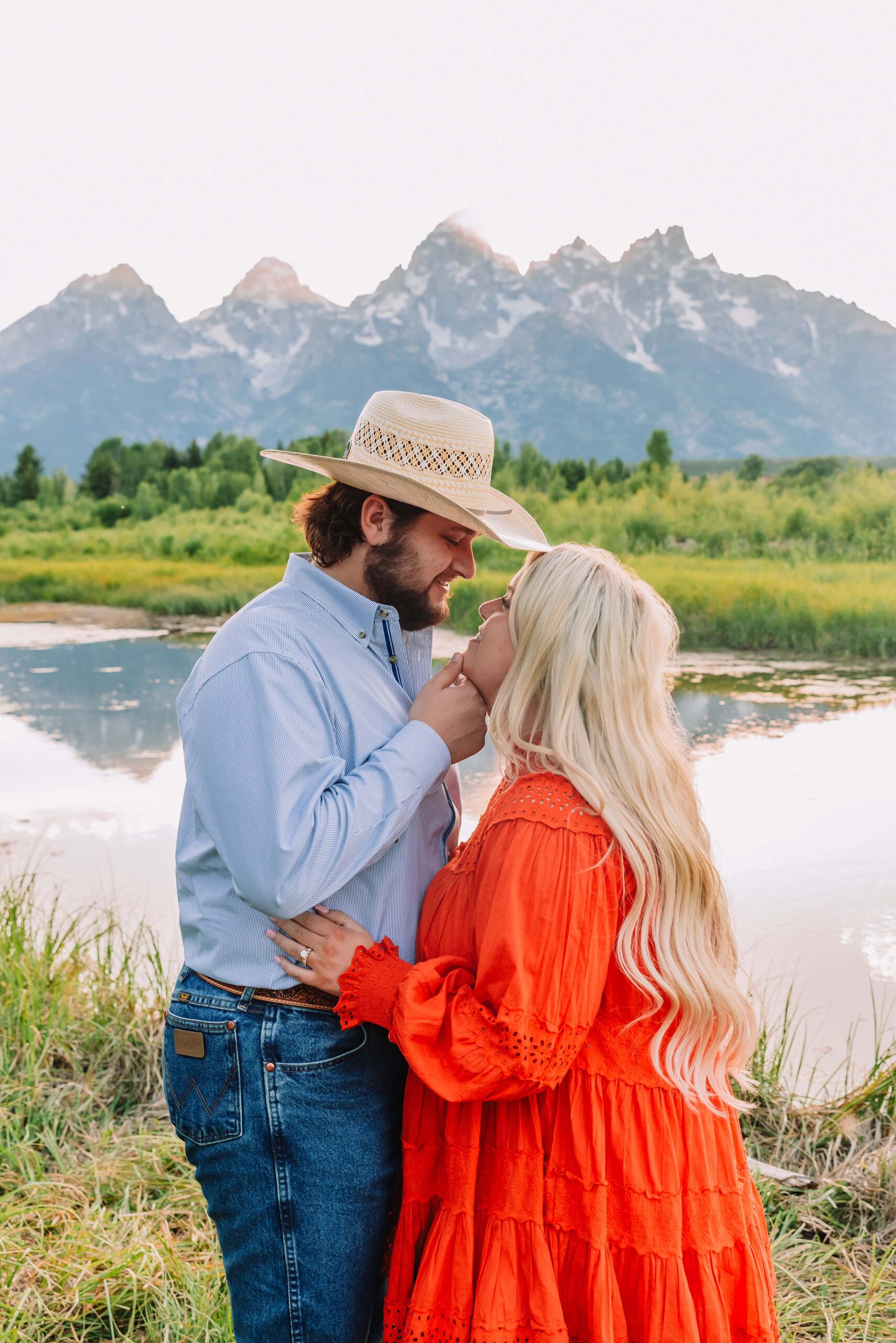 jackson hole photography schwabacher landing couple portraits in jackson hole colorful and vibrant photography engagement photo ideas