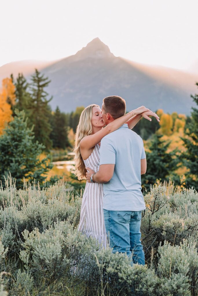 fall photo outfit ideas fall engagement pictures engagement photo ideas fall grand teton engagement photos grand teton engagement photographer jackson hole photographer