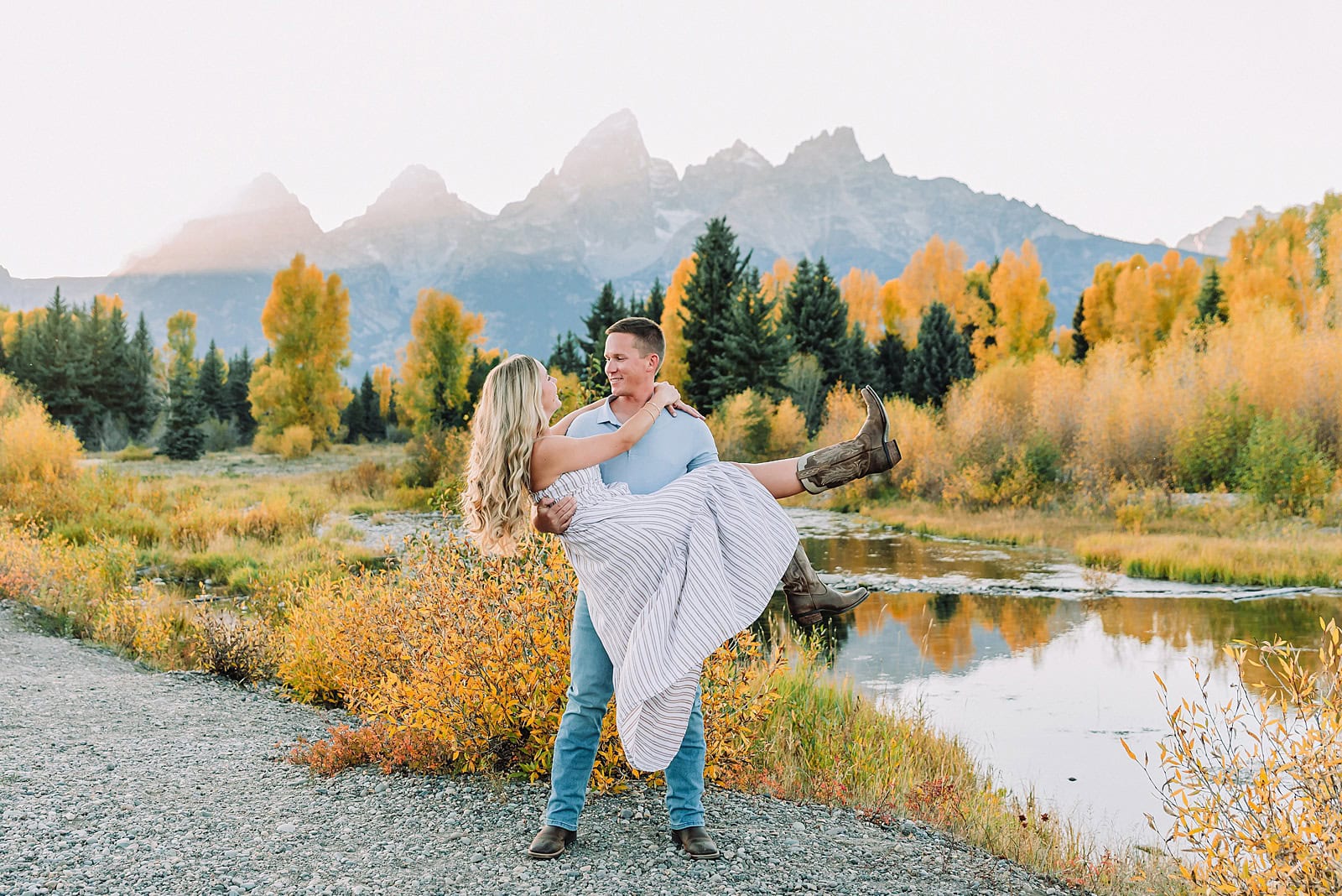 fall photo outfit ideas fall engagement pictures engagement photo ideas fall grand teton engagement photos grand teton engagement photographer jackson hole photographer