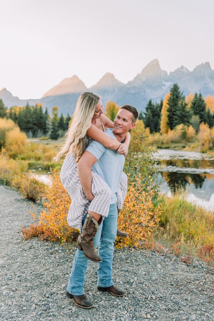 fall photo outfit ideas fall engagement pictures engagement photo ideas fall grand teton engagement photos grand teton engagement photographer jackson hole photographer