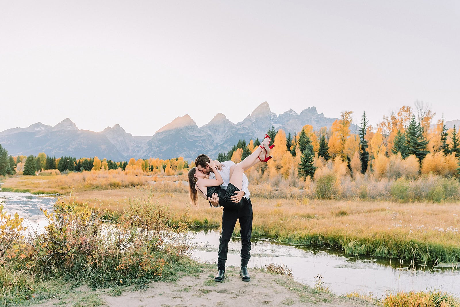 jackson hole engagement photographer grand teton engagement photos jackson wyoming engagement photos fall photo outfit ideas fall engagement pictures jackson hole photographer jackson hole proposal photographer engagement photographer near me