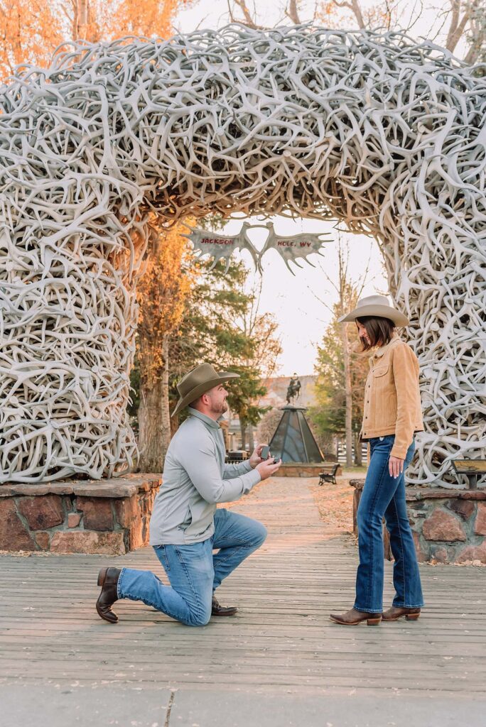 jackson wyoming engagement photos fall photo outfit ideas fall engagement pictures jackson hole photographer jackson hole proposal photographer engagement photographer near me wedding proposal