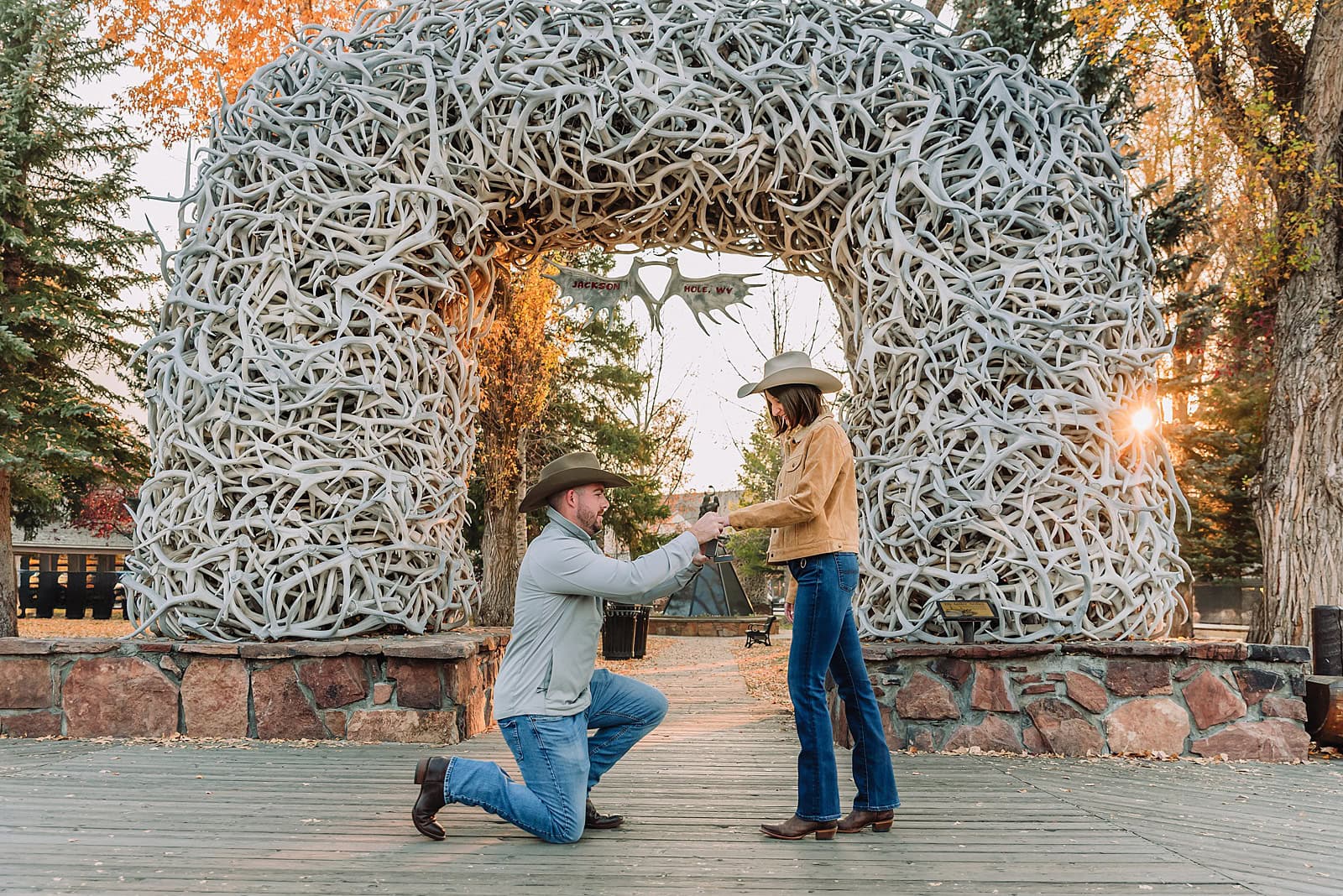jackson wyoming engagement photos fall photo outfit ideas fall engagement pictures jackson hole photographer jackson hole proposal photographer engagement photographer near me