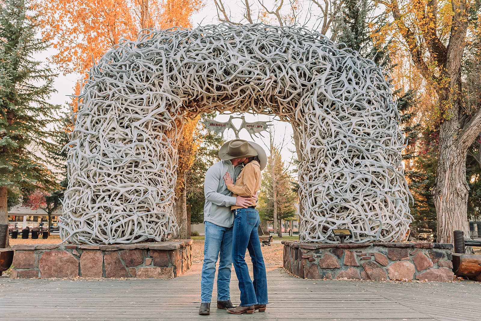jackson wyoming engagement photos fall photo outfit ideas fall engagement pictures jackson hole photographer jackson hole proposal photographer engagement photographer near me western engagement inspiration