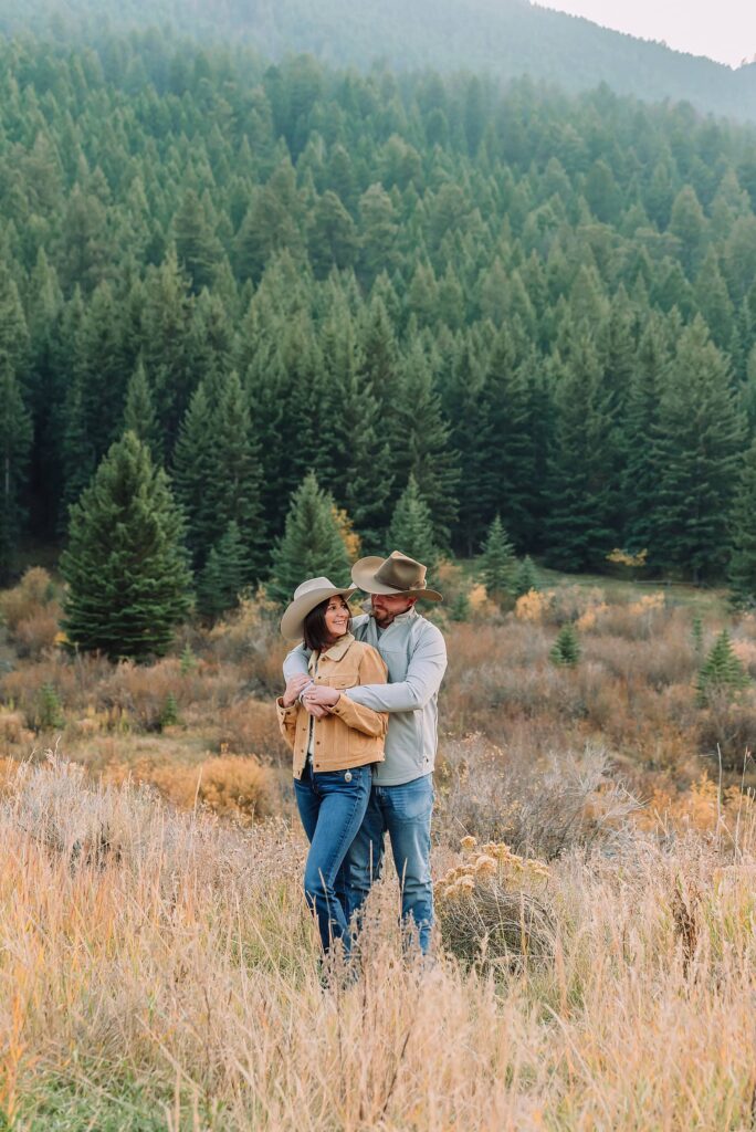 jackson wyoming engagement photos fall photo outfit ideas fall engagement pictures jackson hole photographer jackson hole proposal photographer engagement photographer near me