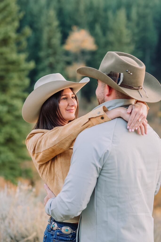 poses for couples jackson hole proposal photographer fall engagement photo outfits engagement photography near me wyoming photographer