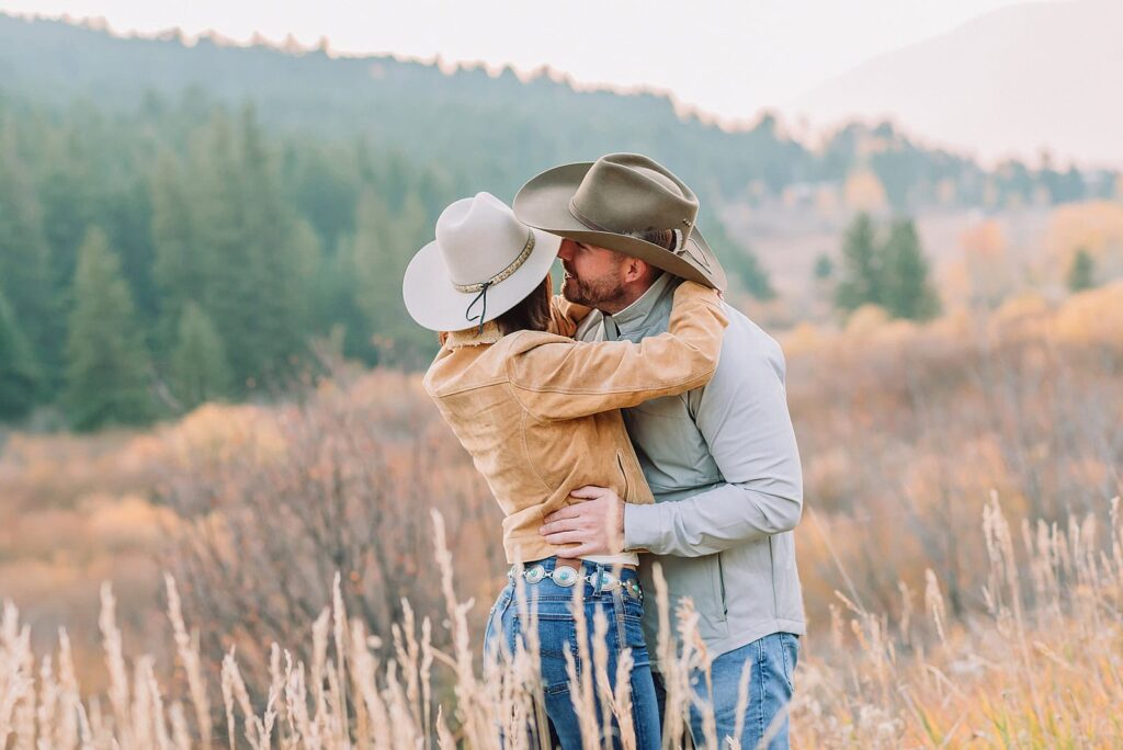 jackson wyoming engagement photos fall photo outfit ideas fall engagement pictures jackson hole photographer jackson hole proposal photographer engagement photographer near me