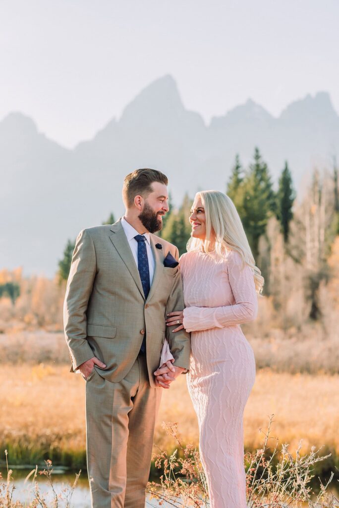 jackson hole engagement photographer grand teton engagement photos jackson wyoming engagement photos fall photo outfit ideas fall engagement pictures jackson hole photographer jackson hole proposal photographer engagement photographer near me