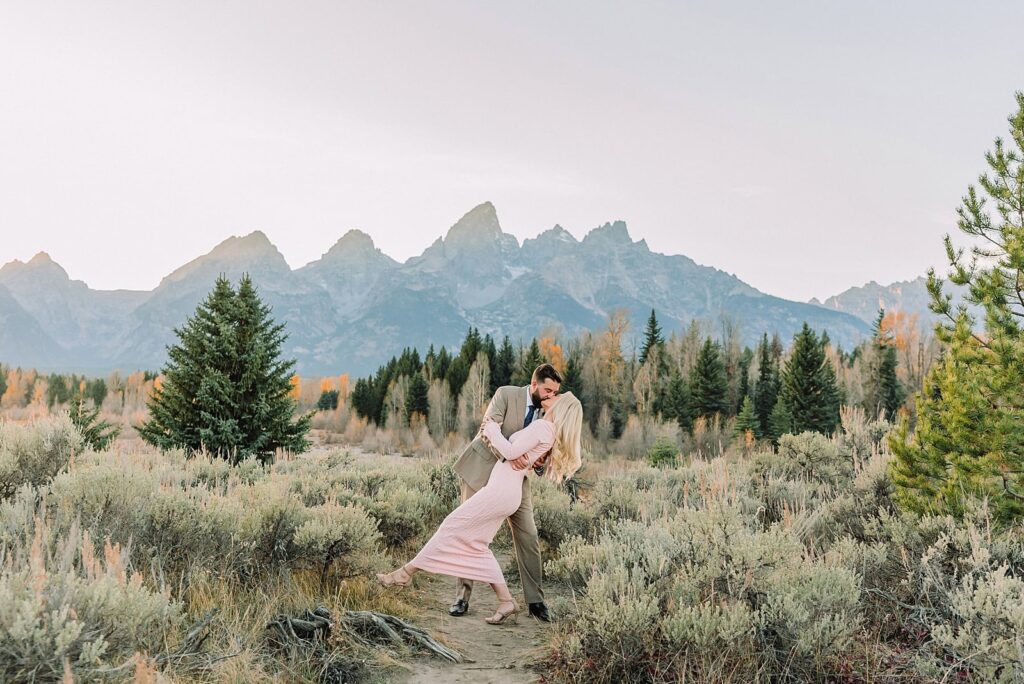 fall photo outfit ideas fall engagement pictures engagement photo ideas fall grand teton engagement photos grand teton engagement photographer jackson hole photographer