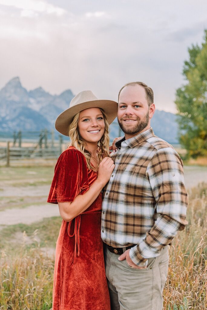 summer photo outfit ideas summer engagement pictures engagement photo ideas fall grand teton engagement photos grand teton engagement photographer jackson hole photographer
