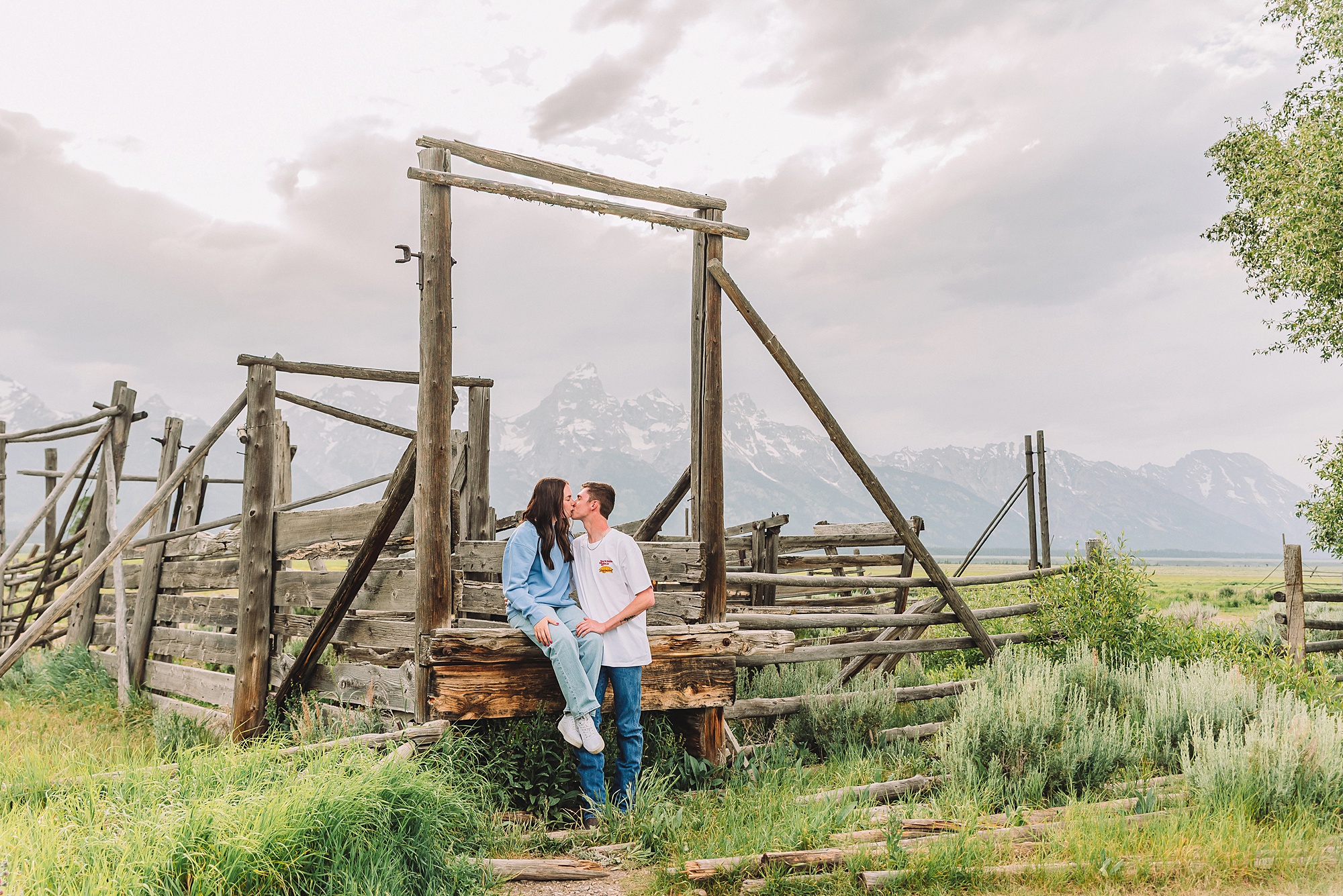 summer photo outfit ideas summer engagement pictures engagement photo ideas fall grand teton engagement photos grand teton engagement photographer jackson hole photographer