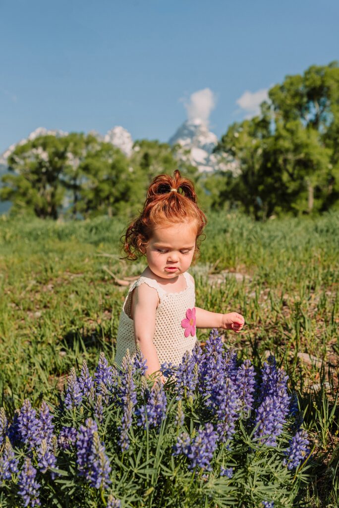Grand Tetons family photos with kids western family photoshoot Grand Tetons best time for family photos Grand Tetons Mormon Row family photography session Grand Tetons mountain backdrop family photos
